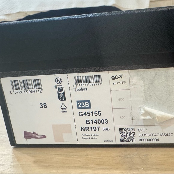 CHANEL Beige Loafers with Gold Detail size 38 - Picture 7 of 7